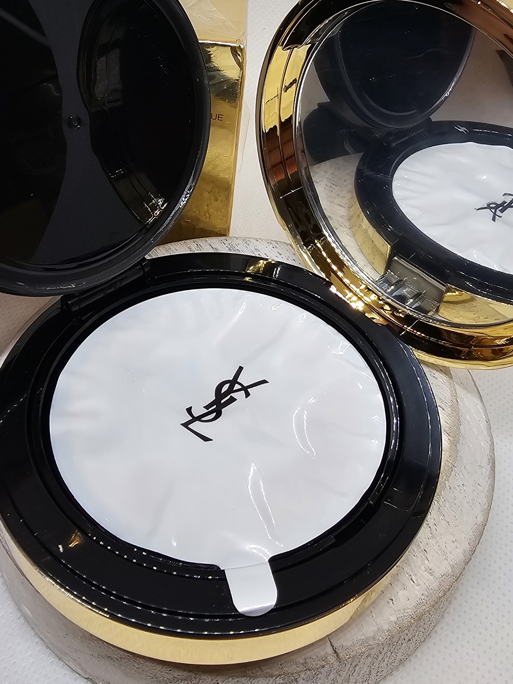 Yves Saint Laurent Glow-Pact Foundation B20 Porcelain - Picture 4 of 4
